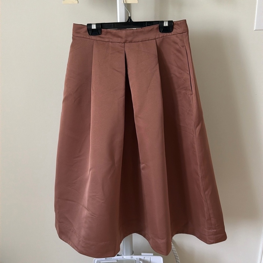 NWOT MAX&Co. Taffeta light brown a line pleated midi skirt, size US 6